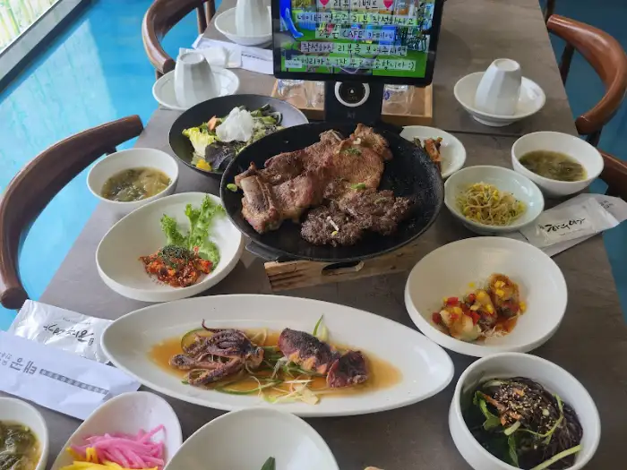 숯불 직화로 구워진 한우 떡갈비