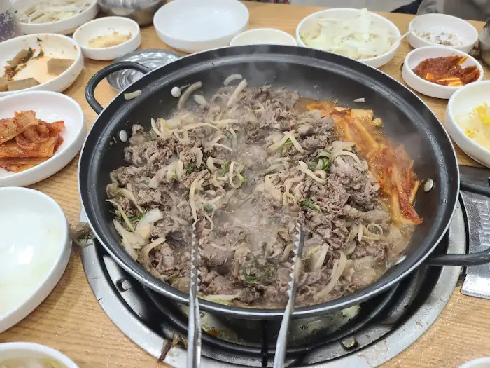 팬에 조리 중인 소고기 요리
