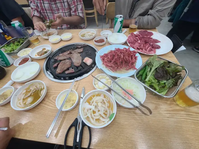 테이블 위에 차려진 다양한 소고기 요리