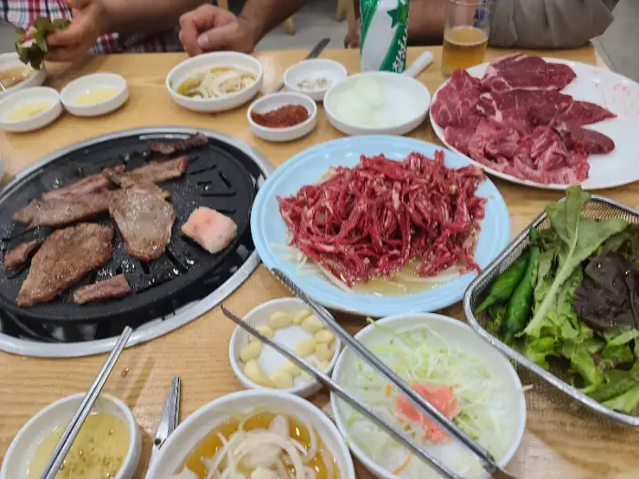 불판 위에서 구워지고 있는 소고기