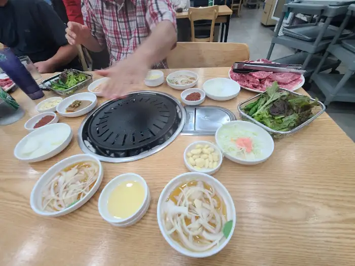 테이블 가득 차려진 소고기와 반찬들