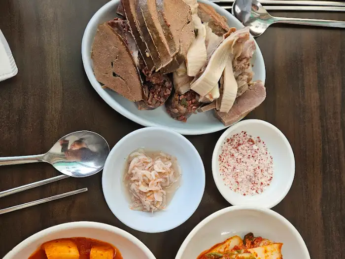 먹음직스럽게 담겨 나온 모듬순대
