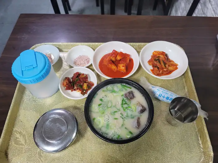 푸짐하게 차려진 식탁, 곰탕과 여러 가지 반찬들