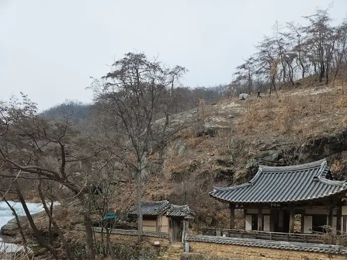 전통 한옥의 문이 열린 모습