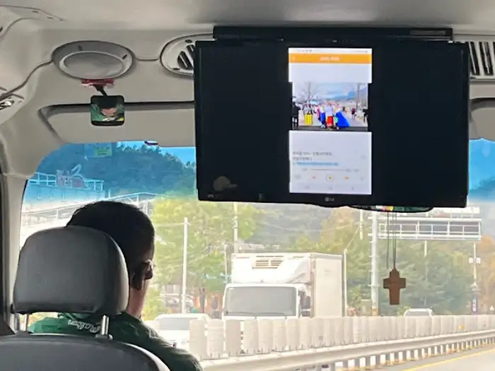 시티투어 버스 내부, 모니터에 표시된 정보