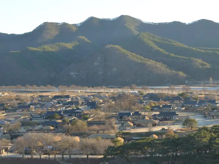 전통 가옥들이 밀집한 마을 전경과 뒤편의 산