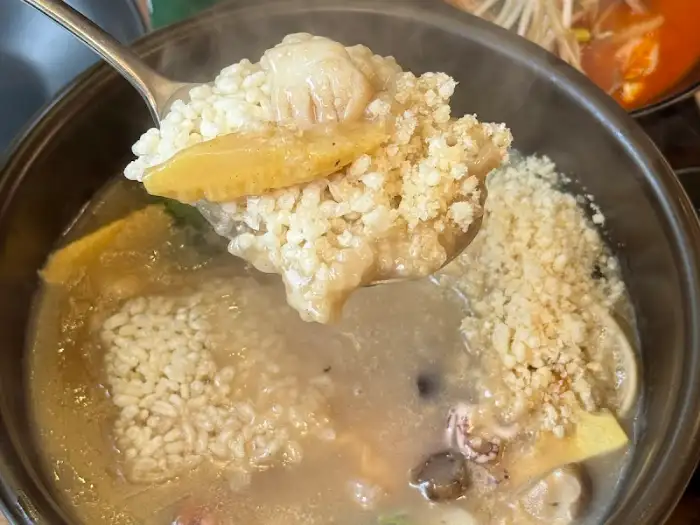 뜨거운 김이 올라오는 잡채밥
