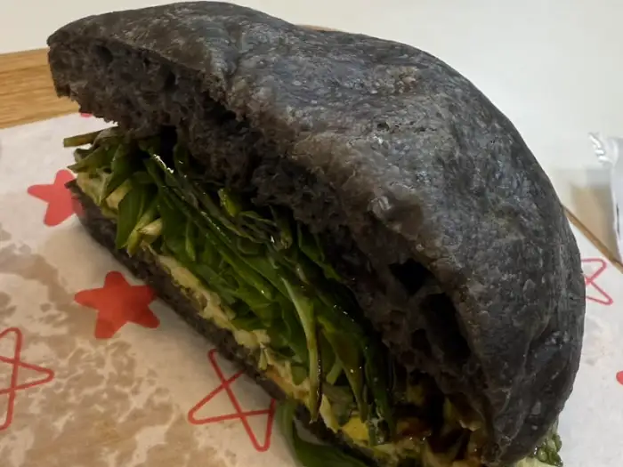 검은색 포카치아 샌드위치 단면