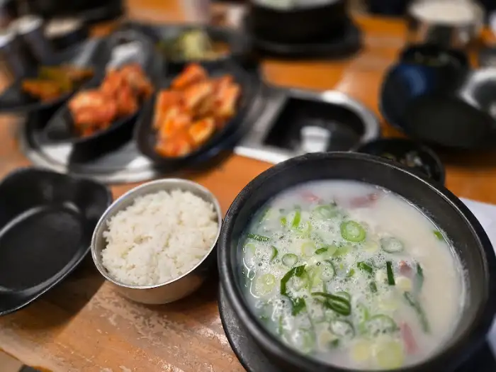 김이 모락모락 나는 설렁탕과 밥