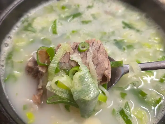 푹 익은 고기가 부드러운 설렁탕