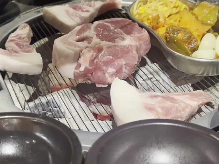 숯불에 구워지는 돼지고기