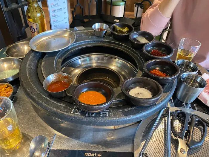 다양한 곁들임 소스와 반찬