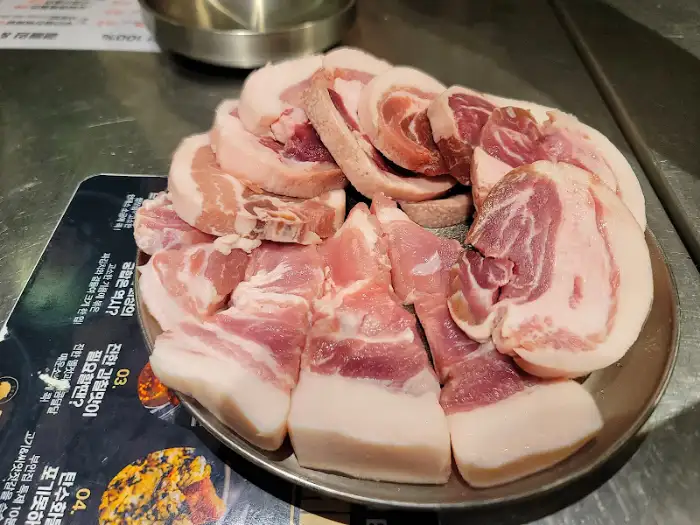 맛있게 썰어진 돼지고기 모듬