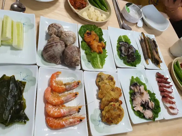 다양한 해산물 요리 구성