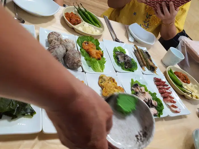 해산물 요리 곁들이는 모습