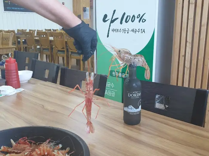 직원이 독도새우를 들어 올리는 모습