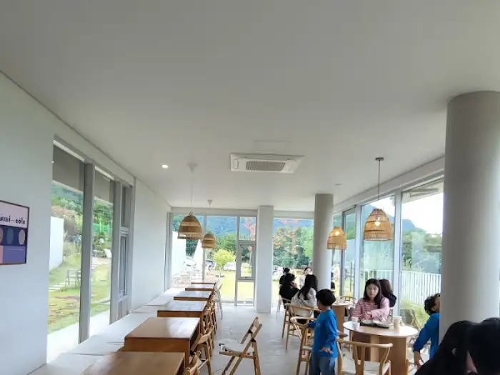 카페 내부 전경