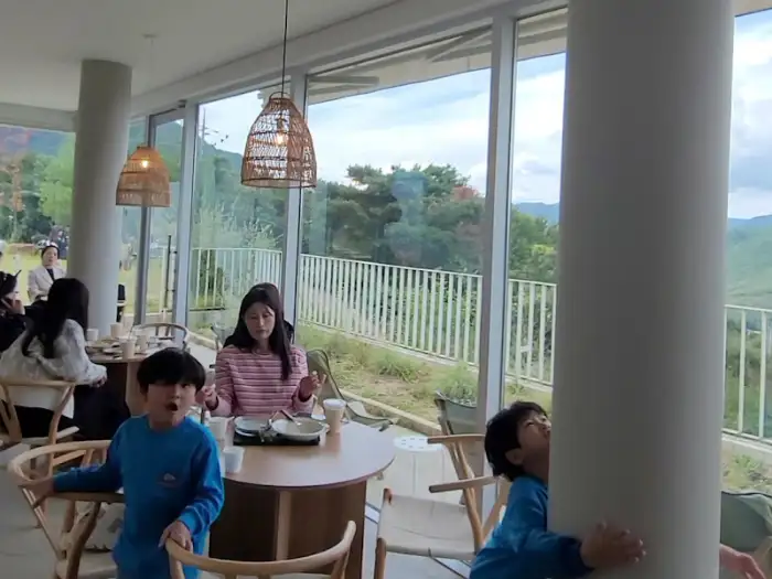 창가 테이블 풍경