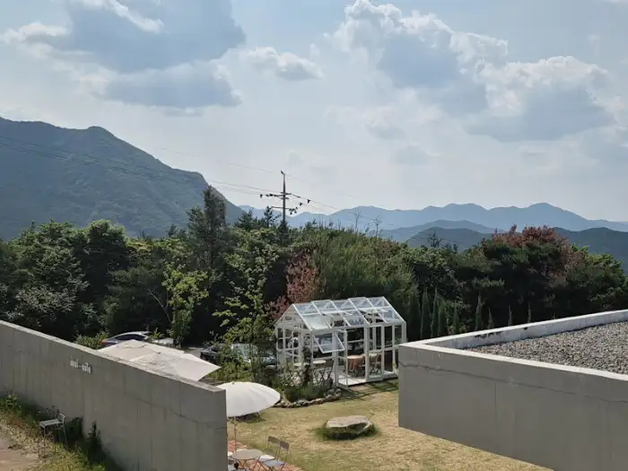 야외 온실과 산 풍경