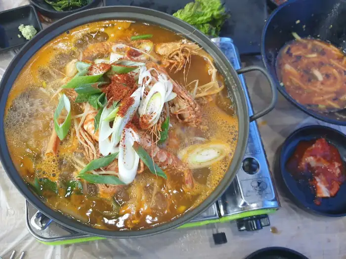 독도얼큰 매운탕을 끓이는 모습