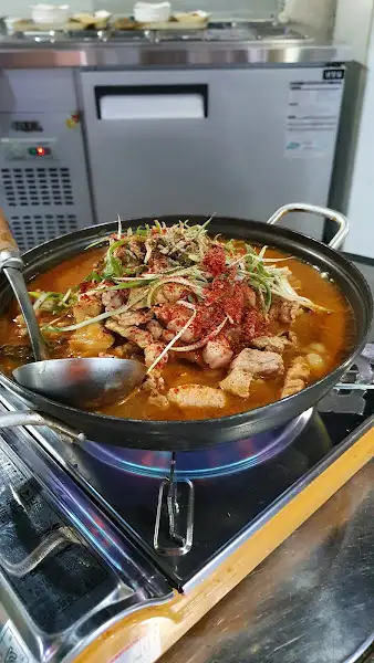 'OO식당'의 메인 메뉴인 찌개