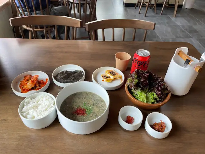테이블 위에 차려진 음식들