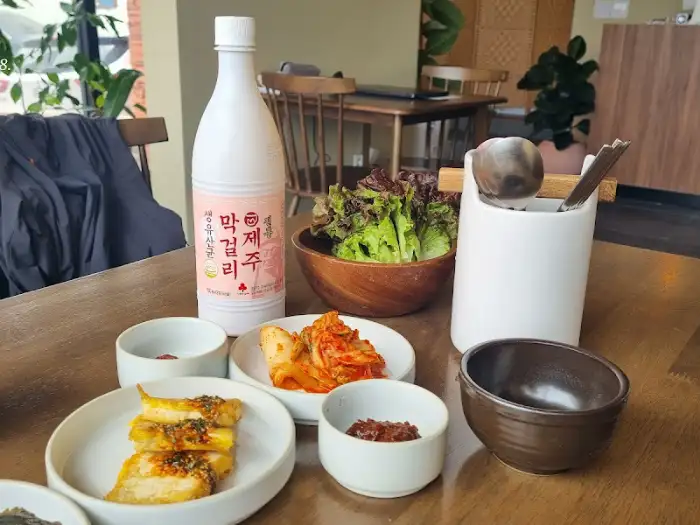정갈한 반찬과 밥