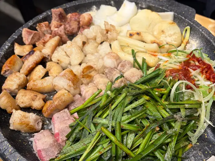 모둠 곱창 구이의 다양한 부위