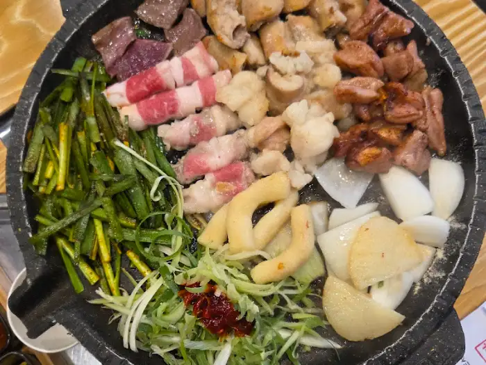 잘 익은 모둠 곱창 구이