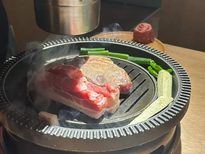 숯불 위에서 구워지는 돼지고기