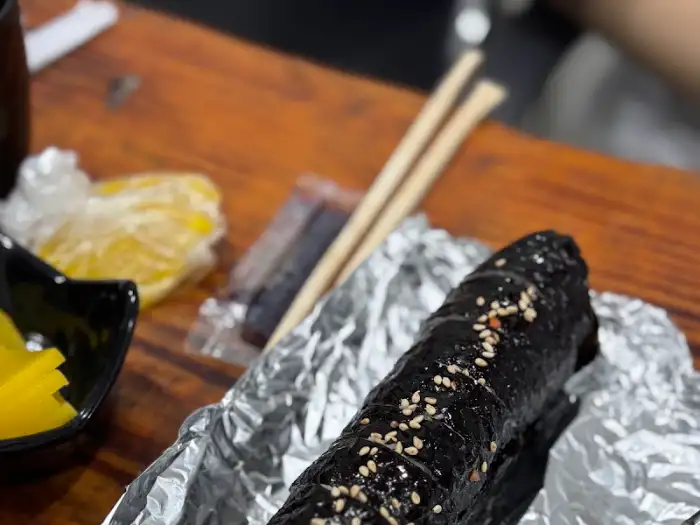김밥 한 줄과 곁들임 반찬
