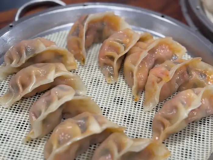 여러 개의 만두가 찜기 위에 놓인 모습