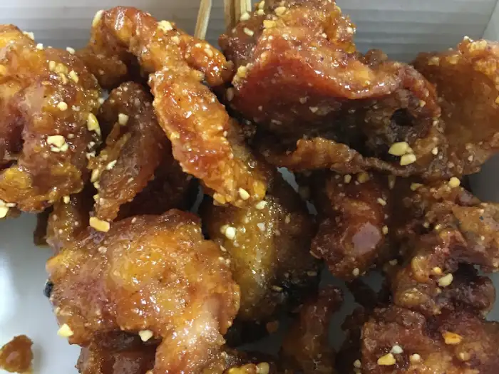 맛있게 조리된 닭강정 클로즈업