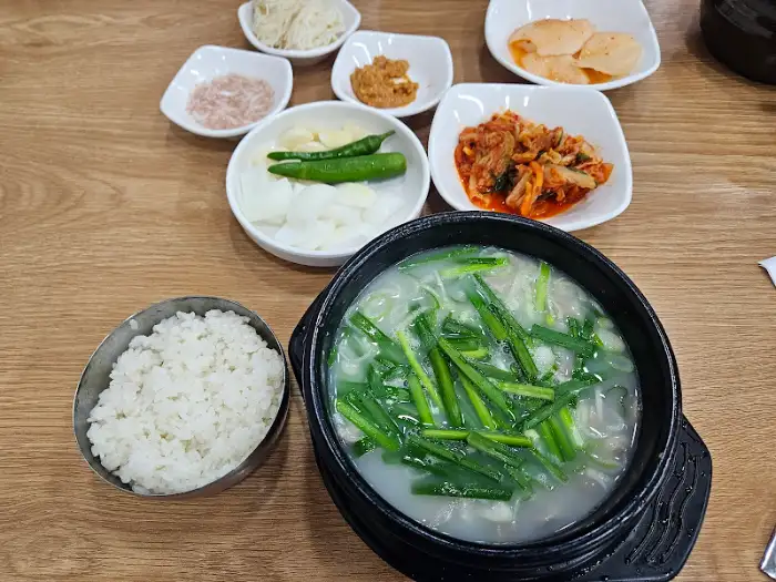 흰 쌀밥과 돼지국밥 한 그릇
