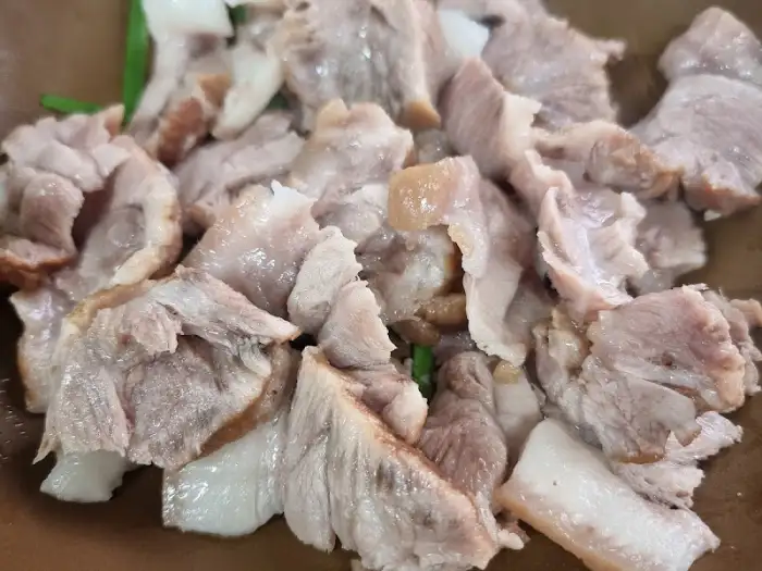 먹음직스러운 수육 한 접시