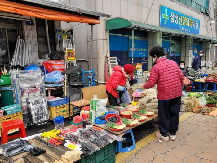 시장 풍경과 진열된 상품들