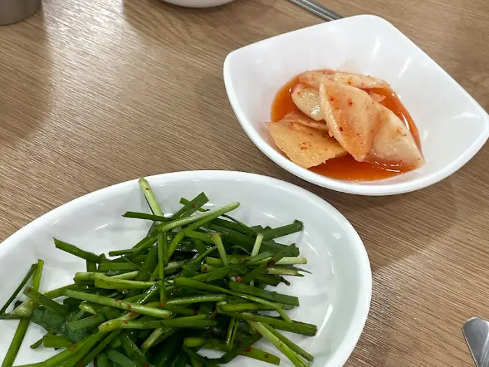 부추무침과 깍두기
