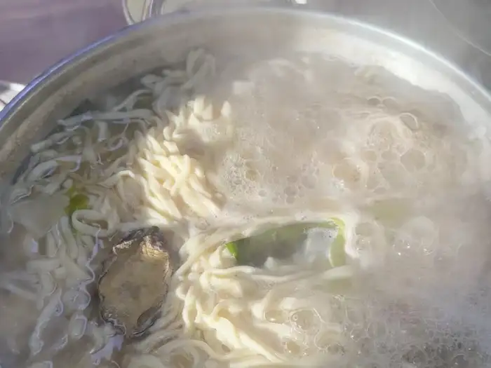 보글보글 끓고 있는 해물 칼국수 냄비