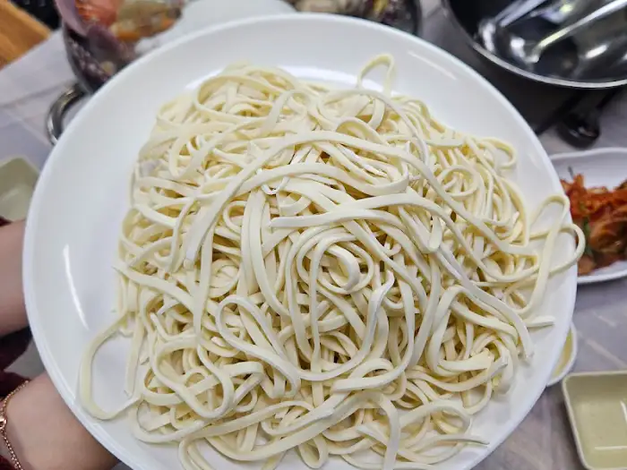 뭉쳐 있는 칼국수 면발
