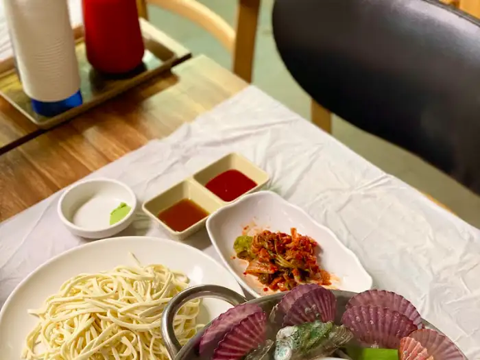 식탁 위에 놓인 칼국수 재료들
