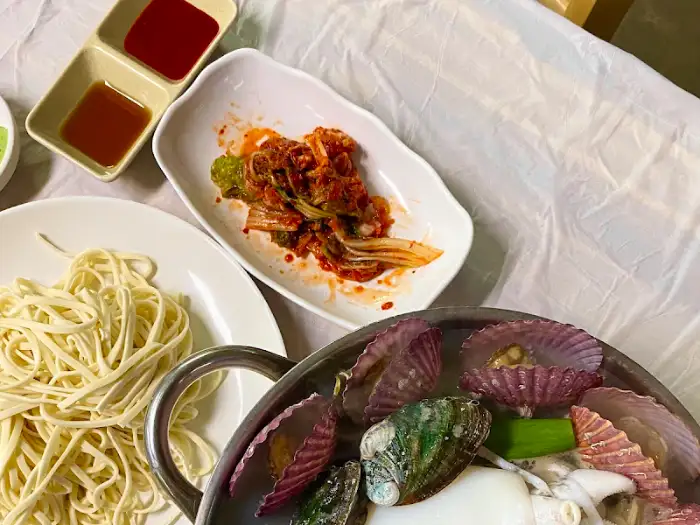 칼국수 면과 해물이 담긴 그릇