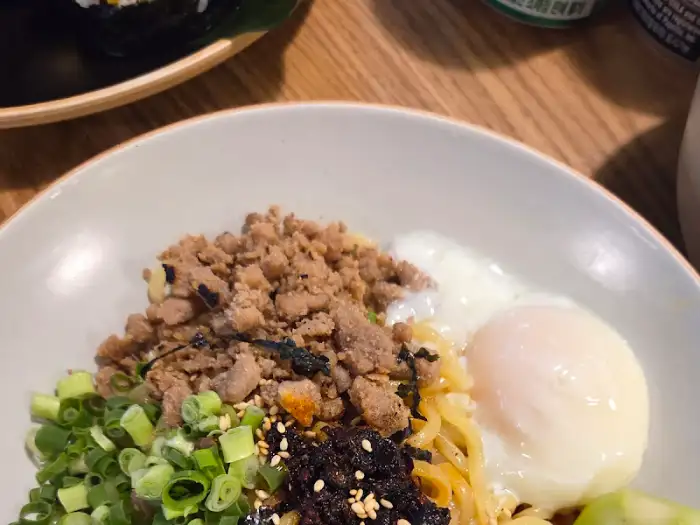다진 고기와 계란, 채소가 어우러진 덮밥 메뉴의 일부 클로즈업.