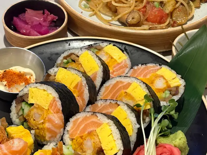 정성스럽게 말아진 후토마끼의 단면이 잘 보이는 모습.