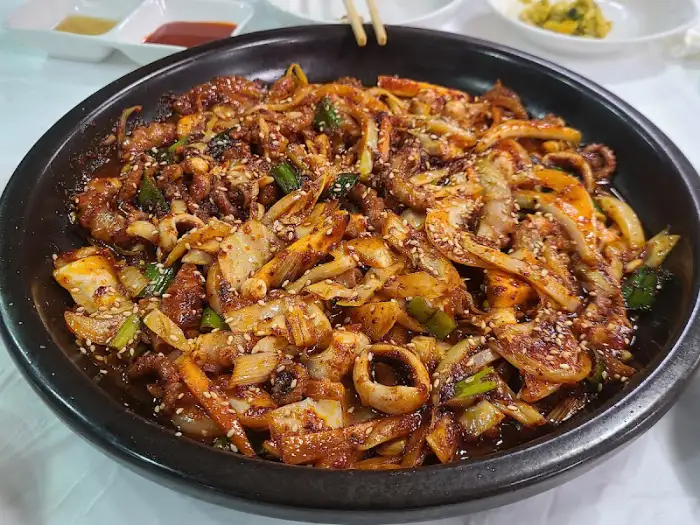 매콤한 양념에 볶아진 낙지 요리