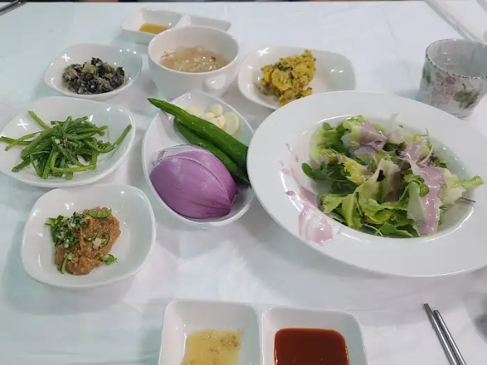 다양한 반찬이 차려진 상차림