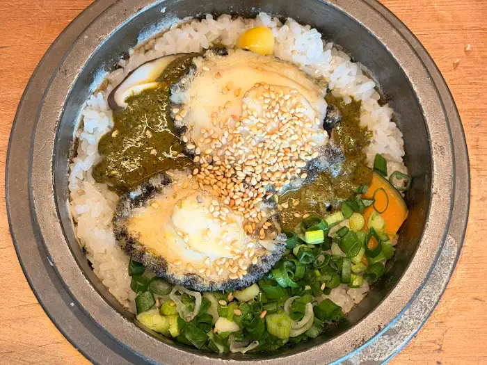 진한 녹차 소스가 어우러진 장어 솥밥