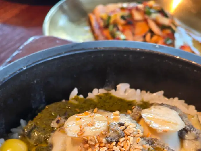 따뜻한 밥 위에 올려진 전복 조각