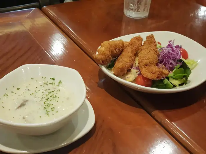 크림 수프와 치킨 텐더 샐러드