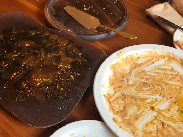 테이블 위의 빈 접시들