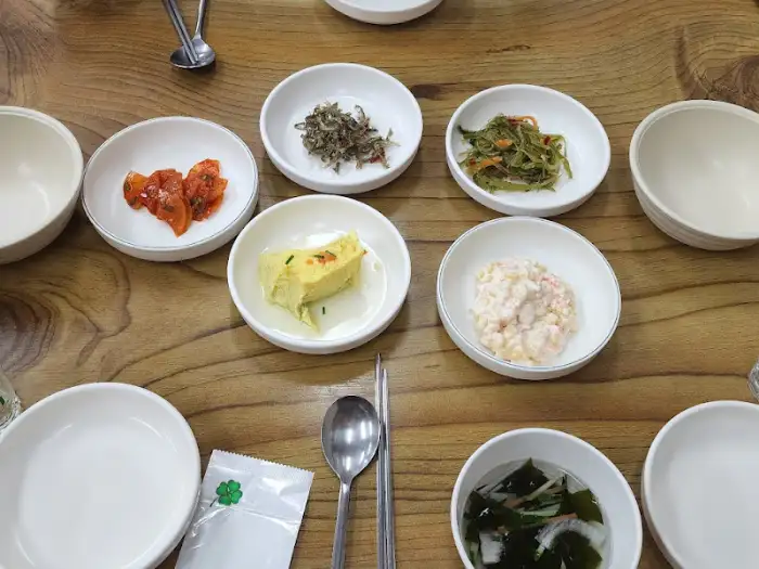 다양한 종류의 반찬이 차려진 테이블